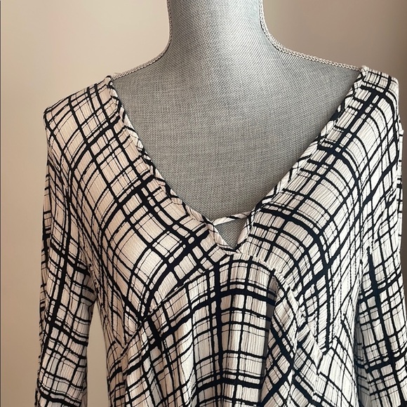 Carly Jean Los Angeles Black and White Tunic with V-Neck, size L - Picture 5 of 7